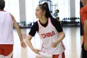 特别的热身方式！中国女篮用飞盘热身 兼顾预判/反应/专注/协作-xy