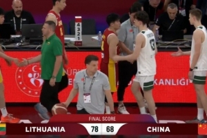 极速解说：要让年轻球员学会在比赛中去思考 在场上才能应VS各种局面低调看直播_极速解说：要让年轻球员学会在比赛中去思考 在场上才能应VS各种局面低调看直播在线观看_免费看直播