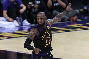 的焦点！湖记：自由市场开启3个多小时 ESPN都在聊詹姆斯VS绝首发阵容_的焦点！湖记：自由市场开启3个多小时 ESPN都在聊詹姆斯VS绝首发阵容在线观看_免费看直播