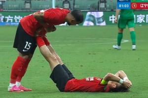 邦本宜裕抽筋无法坚持，被担架抬下，严鼎皓替补登场-yz
