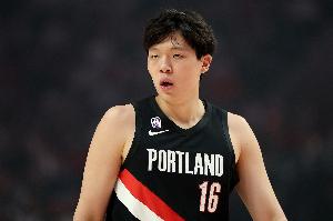 开拓者媒体人：杨瀚森在夏联逐渐打出自信 面对小个展现体型优势